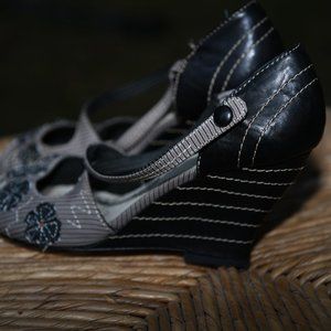 Kenzie Wedges Worn Once, Flower Stitching, Tag